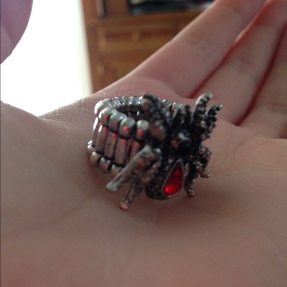 A spider stretch ring. - Picture 2 of 3