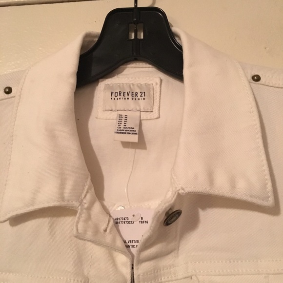 Medium white vest from forever 21 - Picture 2 of 4