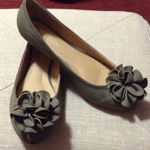 **SOLD** Taupe ballet flats with flower detail
