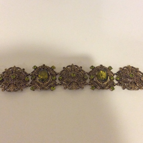 Vintage look bracelet with green stones