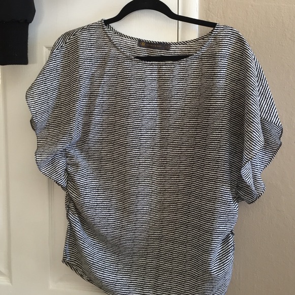 Black and white top - Picture 1 of 3