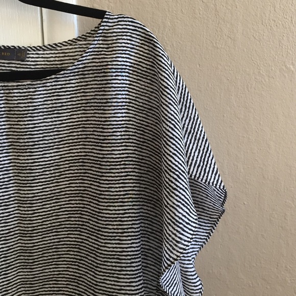 Black and white top - Picture 3 of 3