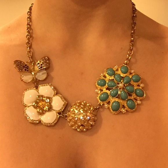 ❣️Gold Floral Necklace - Picture 2 of 3