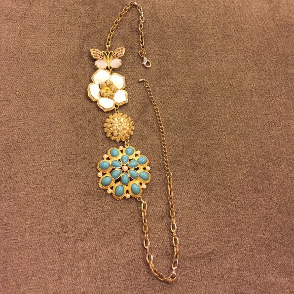 ❣️Gold Floral Necklace - Picture 3 of 3