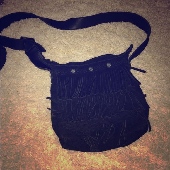 REDUCED 😃 Fringe Minnetonka purse. Black