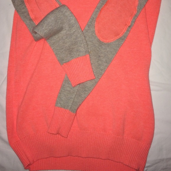 Gray and pink sweater - Picture 4 of 4