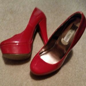 SOLD!!!!!! Steve Madden red patent heels sz 7