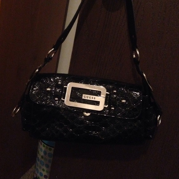 Guess purse! - Picture 1 of 2