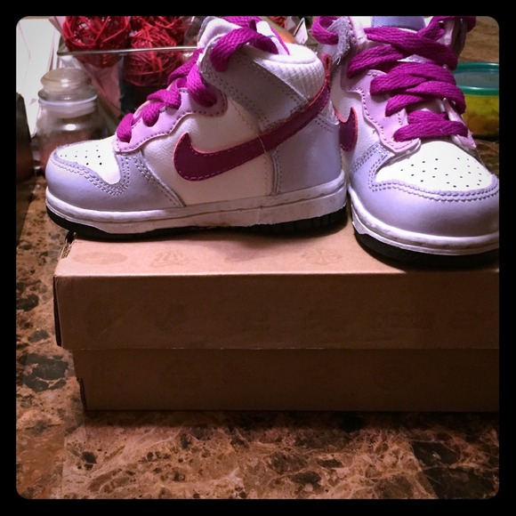 Toddler girl, Nike dunks.