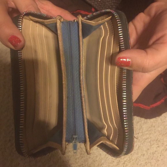 Dooney & Bourke - Picture 3 of 4