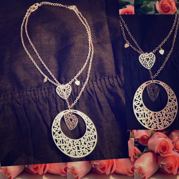 Silver double strand necklace.