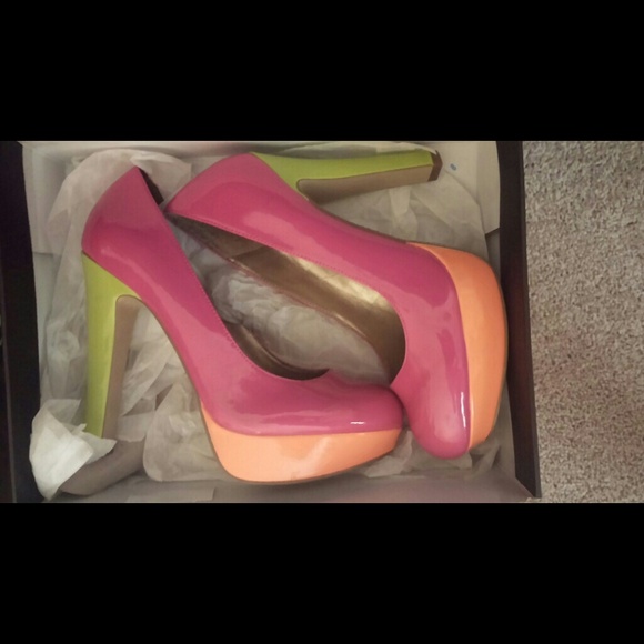 *TRADE FOR @beebee1178*  GUESS Women's Neon Pumps