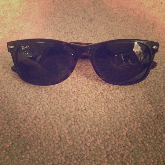 Tortoise-shell Rayban Wayfarers