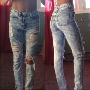 High-waisted jeans
