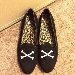 YRU crossbones Flats