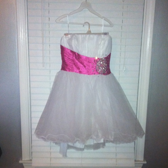 White strapless party dress 🔥🔥🔥🔥
