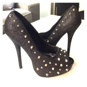 ✨Spikey platform heels ✨