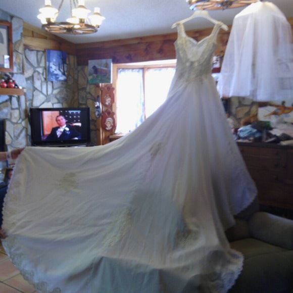 Wedding dress - Picture 2 of 4