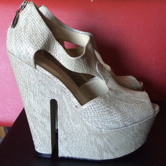 💃💃On sale now💃Pure leather open toe wedge shoe. - Picture 2 of 4