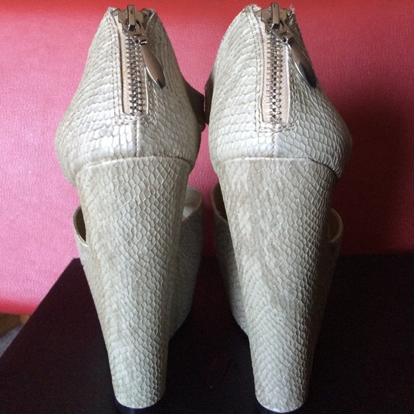 💃💃On sale now💃Pure leather open toe wedge shoe. - Picture 3 of 4