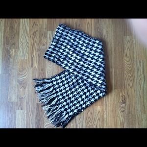 Houndstooth scarf
