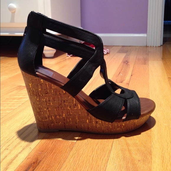 Black wedges