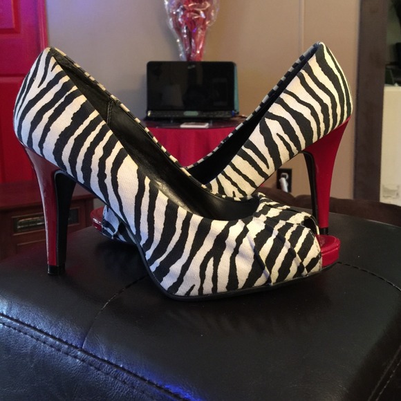 Candie's zebra print heels sz7
