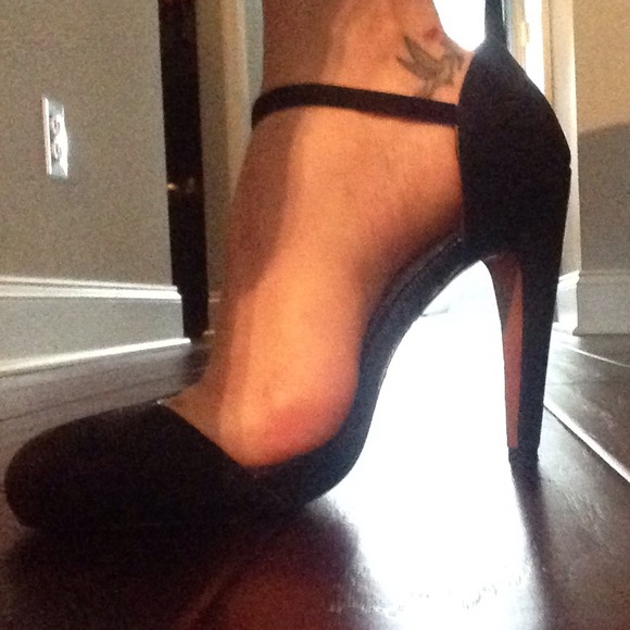 Black pumps