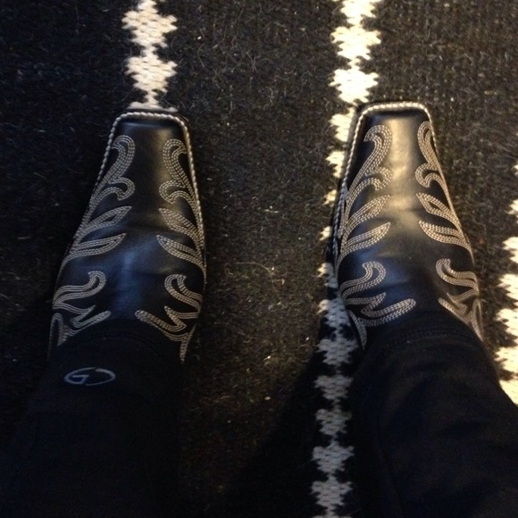 Black heeled clog