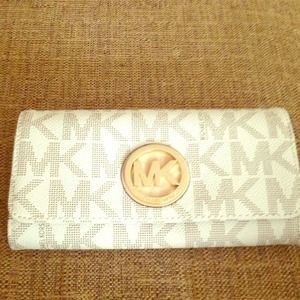 NWOT! Brand New white Michael Kors wallet!