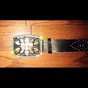 GUESS LEATHER BELT WITH RHINESTONE CROSS BUCKLE.
