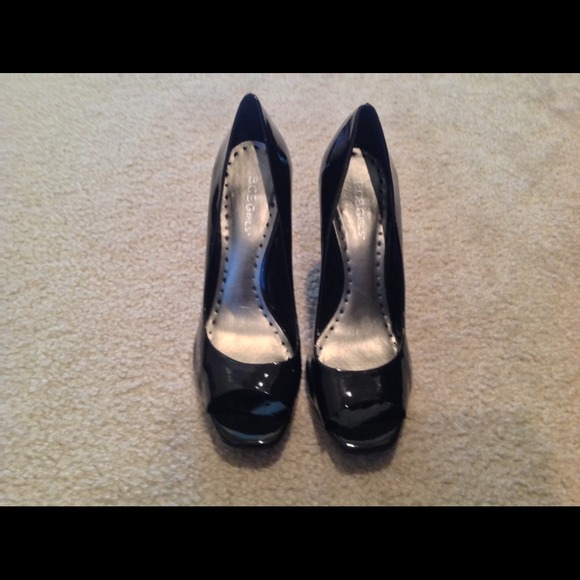 Black patent leather pumps