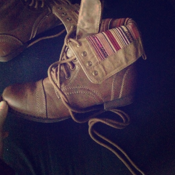 Brown combat boots w striped tribal pattern inside