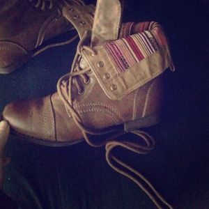 Brown combat boots w striped tribal pattern inside