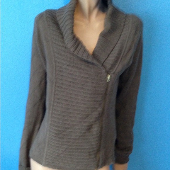 SOLD IN BUNDLE. Taupe side zip sweater by Gap.