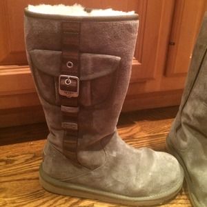 Bundle army green uggs w brown fashion boots!