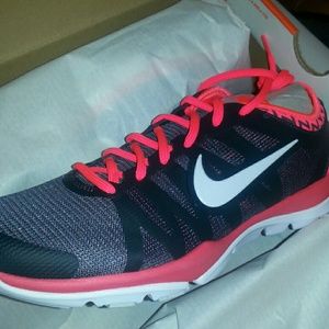 Women's nike can fit 9.5 &10