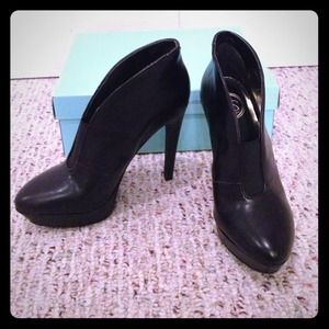Jessica Simpson black pumps!
