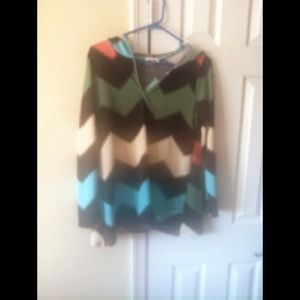 Long sleeve chevron technicolor shirt with a hood