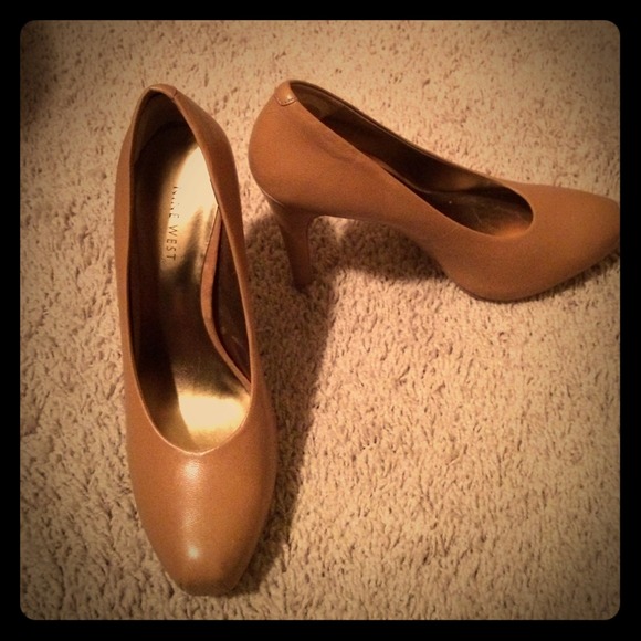 Nine West nude pumps