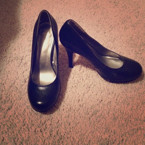 Madden Girl black pumps