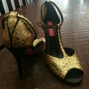 Betsy Johnson size 6 gold glitter heels