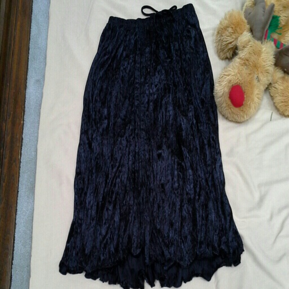 New w/o tags. Crushed velvet skirt 30"long black
