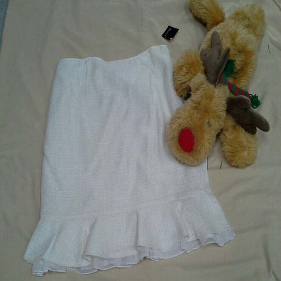 Nwt winter  white flounce skirt .Fully lined23"