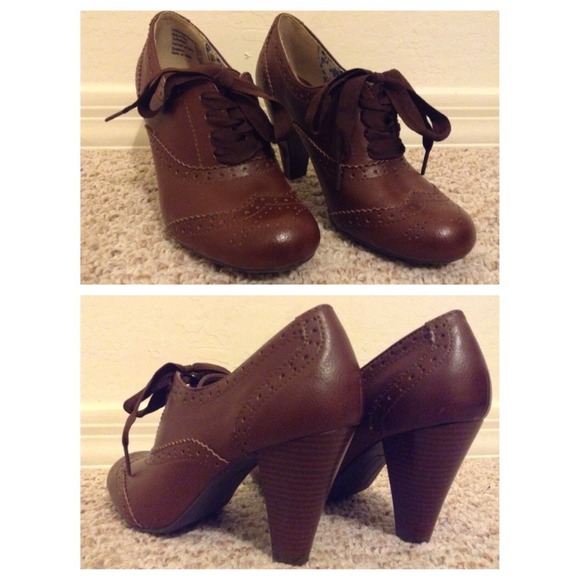 Women's brown oxford heel