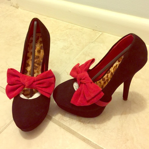 Black bow high heel pumps