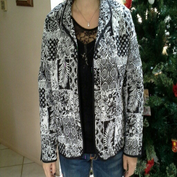 Nwt black/white quilted reversible jacket 25"