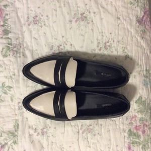 Black and white forever21 pointy heels