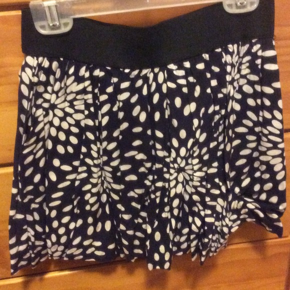 Aqua black and white skirt - Picture 1 of 3
