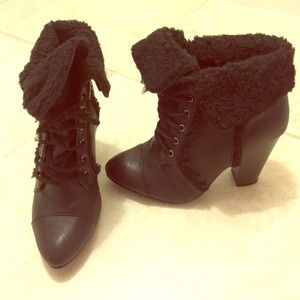 Black fleece trim booties